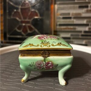 Vintage Elegant Green Floral Jewelry/Trinket Box.